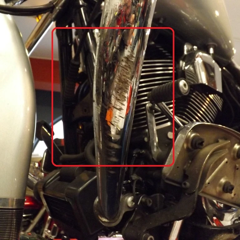 Aufnahme von Achs- und Federungsschäden an einem Motorrad, relevant für ein Motorrad-Gutachten