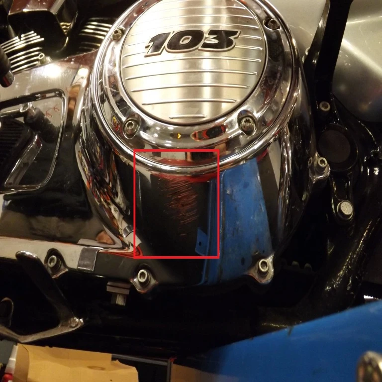 Motorrad Gutachter Wöllenweber stellt Schäden durch einen Sturz an dem Kupplungsdeckel einer Harley fest