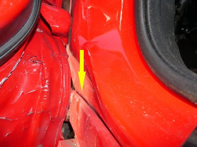 Unfallbeschädigter roter Ford Kuga zeigt deutliche Lackschäden an der linken Fahrzeugseite