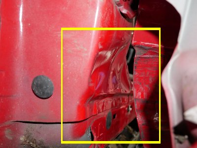 Beschädigte linke Autoseite eines roten Ford Kuga, fokussiert auf die Schadensbegutachtung für Reparaturkosten