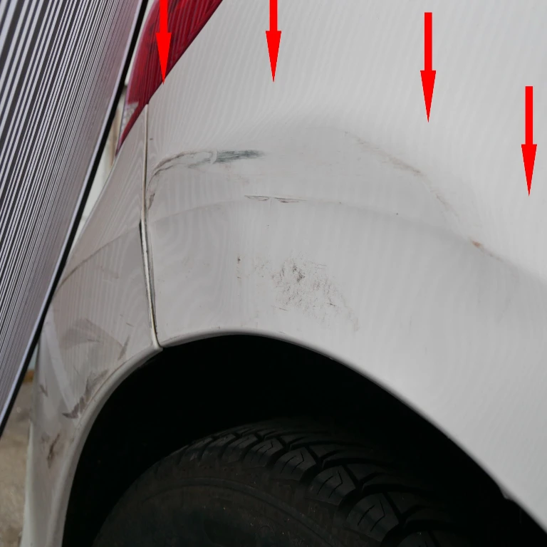 Schäden am hinteren rechten Stoßfänger eines weißen Peugeot 307 Cabrio nach einem Zusammenstoß