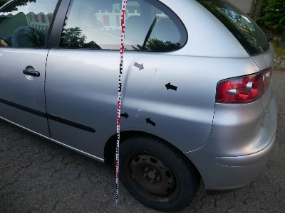 Silberner Seat Ibiza mit Beschädigungen an der linken Autotür und dem Kotflügel, hervorgerufen durch eine Kollision
