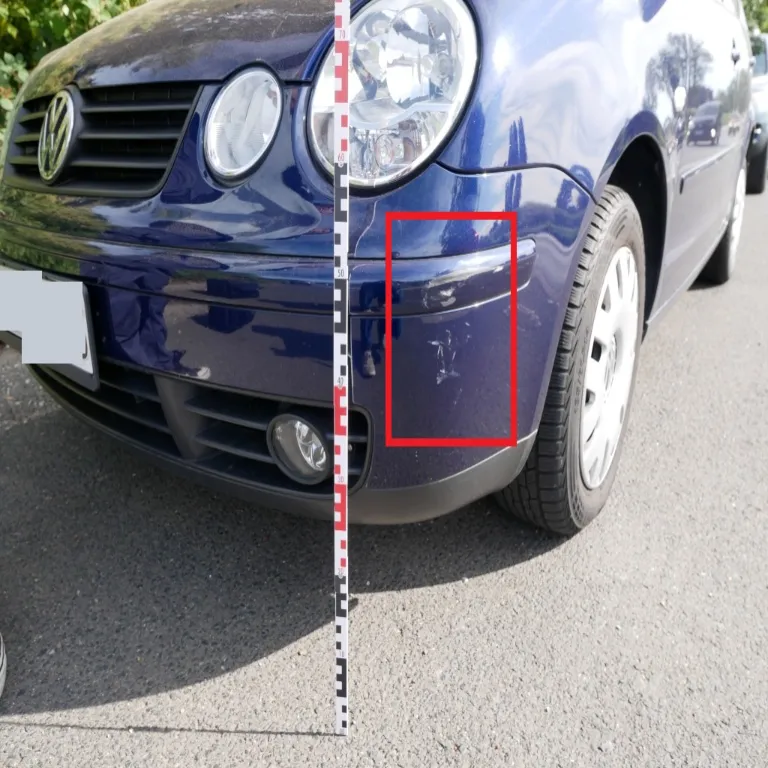 Frontschäden an einem blauen Kleinwagen von VW werden für ein Auto Unfallgutachten aufgenommen