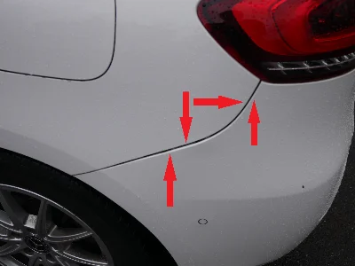 Detailaufnahme des beschädigten Hecks eines weißen Mercedes B-Klasse für Kostenvoranschlag.
