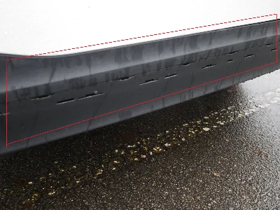 Heckpartie eines weißen Mercedes B-Klasse zeigt Beulen und Lackabplatzungen nach einem Unfall.