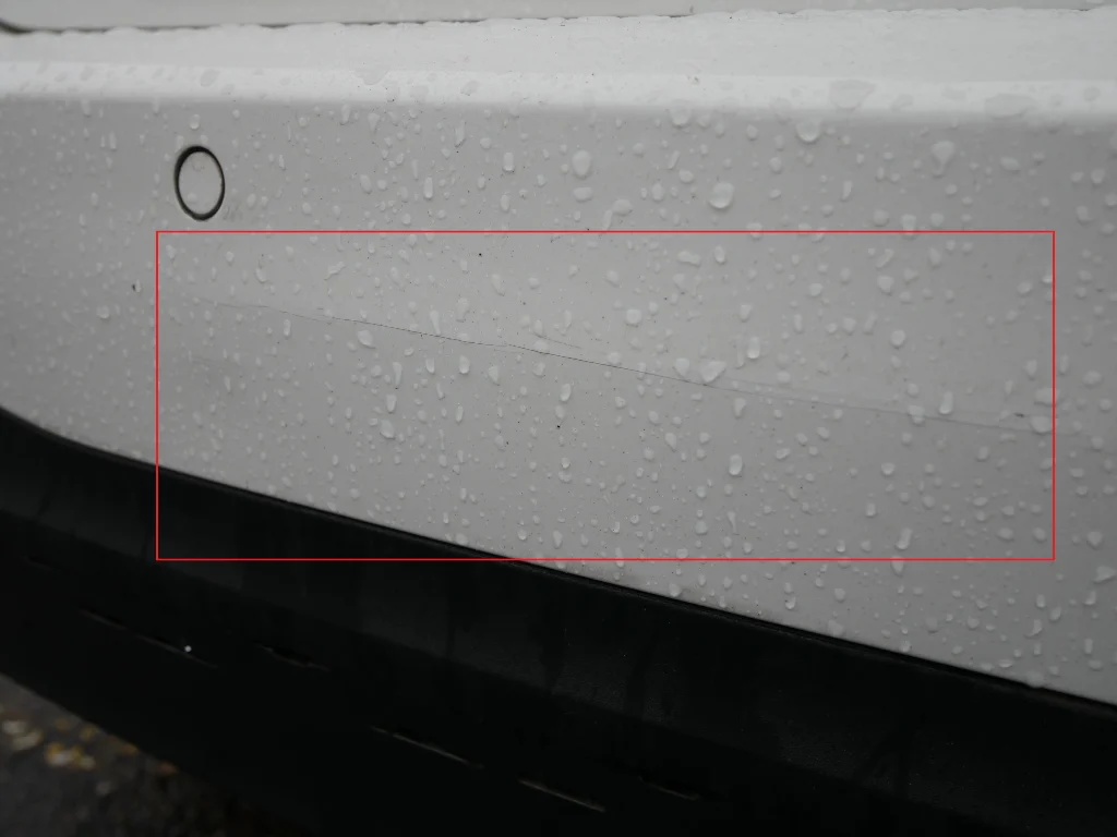 Rückansicht eines weißen Mercedes B-Klasse mit sichtbaren Schäden durch Heckkollision