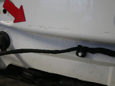 Weißer Mercedes B-Klasse nach einem Auffahrunfall, mit beschädigtem Heck und abgeplatztem Lack