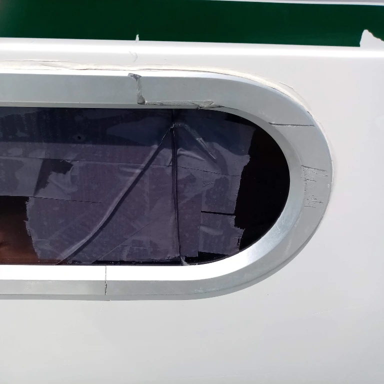 Schaden an einem Bordwand Fenster eines Bootes für das ein Gutachten nach einem Unfall erstellt wird